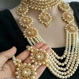 Feminine Glittering Jewellery Sets